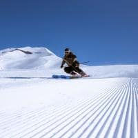 Corralco esquiador pista