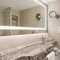 Crystal cruises double guest room with veranda banheiro