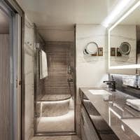 Crystal cruises sapphire veranda suite banheiro