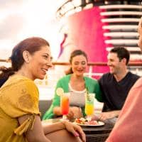 Disney cruise line casais conversando e bebendo