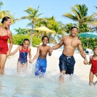 Disney cruise line disney wish familia praia