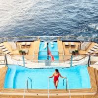 The ritz carlton yatch navio evrima vista piscina