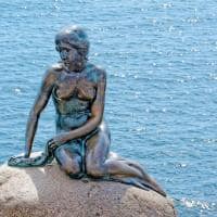 Dinamarca copenhagen estatua pequena sereia mar