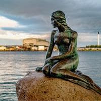Dinamarca copenhagen estatua pequena sereia pordosol