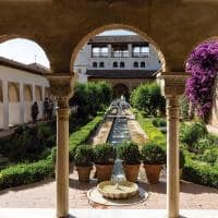 O caminho do alhambra para os jardins do generalife