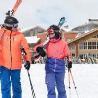 Estados unidos deer valley resort amigos carregando skis