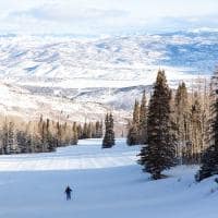 Vail resorts park city esquiador e vista de park city kyle cartwright