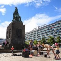 Vaasa young street musicians at marketplace paino vaaka