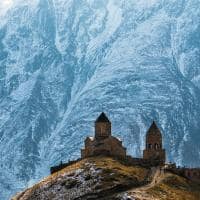 As montanhas do caucaso a igreja da trindade gergeti