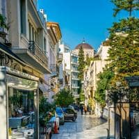 Vista rua estreita bairro Plaka Atenas, Grécia