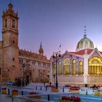 Iglesia de los santos juanes e o mercado central de valencia espanha