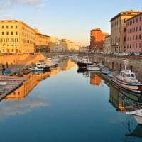 Italia livorno canal barcos