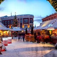 Mercado de natal na praca dome no centro historico de riga