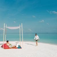 casal na praia nova maldives