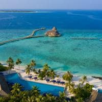 Emerald faarufushi resort piscina e jetty chegada