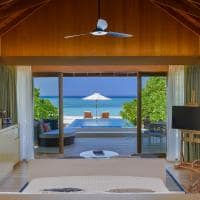 Emerald faarufushi resort quarto beach villa with pool