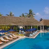 Emerald faarufushi resort sunset pool bar