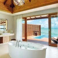 Hideaway beach resort banheiro deluxe water villa with pool