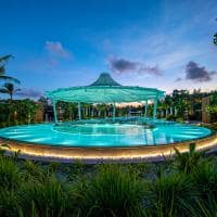 Maldivas kuda villingili resort piscina luzes