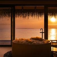 Maldivas velaa private island sunset deluxe water pool villa banheira