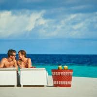 Mercure maldives kooddoo casal no banco de areia