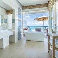 Siyam world maldivas reef villa pool slide banheiro