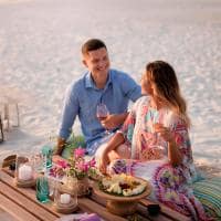 The nautilus maldives casal picnic praia