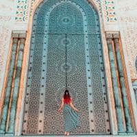 Marrocos casablanca mesquita hasan ii mulher na porta
