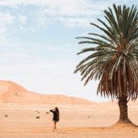Marrocos merzouga mulher no deserto