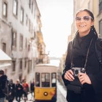 mulher turista lisboa portugal