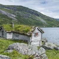 Casa antiga de madeira em fiorde na região de Balestrand