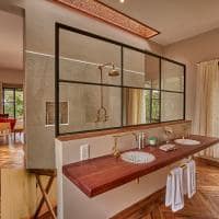 Quenia thesafaricollection theretreat waridi suite banheiro