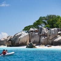 Raffles seychelles casal barco