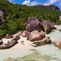 Raffles seychelles casal caminhando pedras