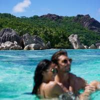 Raffles seychelles casal dentro mar