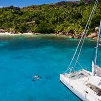 Raffles seychelles casal snorkel catamara