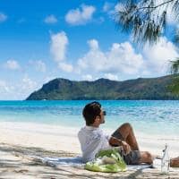 Raffles seychelles homem sentado praia