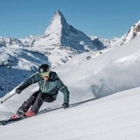 Monte rosa zermatt esqui com matterhorn fundo