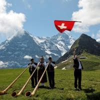 Switzerland tourism folclore em frente ao eiger