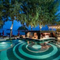 Idyllic concept resort lipe piscina a noite