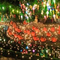 Tailandia chiang mai monges rezando para buda