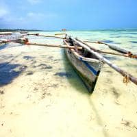Barco típico praia Zanzibar Tanzânia