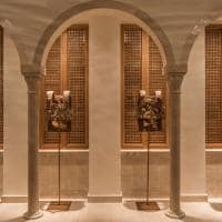 Four seasons hotel tunis hall adornado com artefatos romanos e rel quias cartaginesas