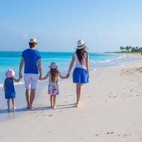 Familia caminhando praia Turks and Caicos