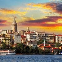 Pôr-do-sol no distrito de Galata, - Turquia.