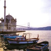 Turquia istambul mesquita ortakoy barcos