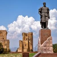 Uzbequistao statue of timur in shahrisabz